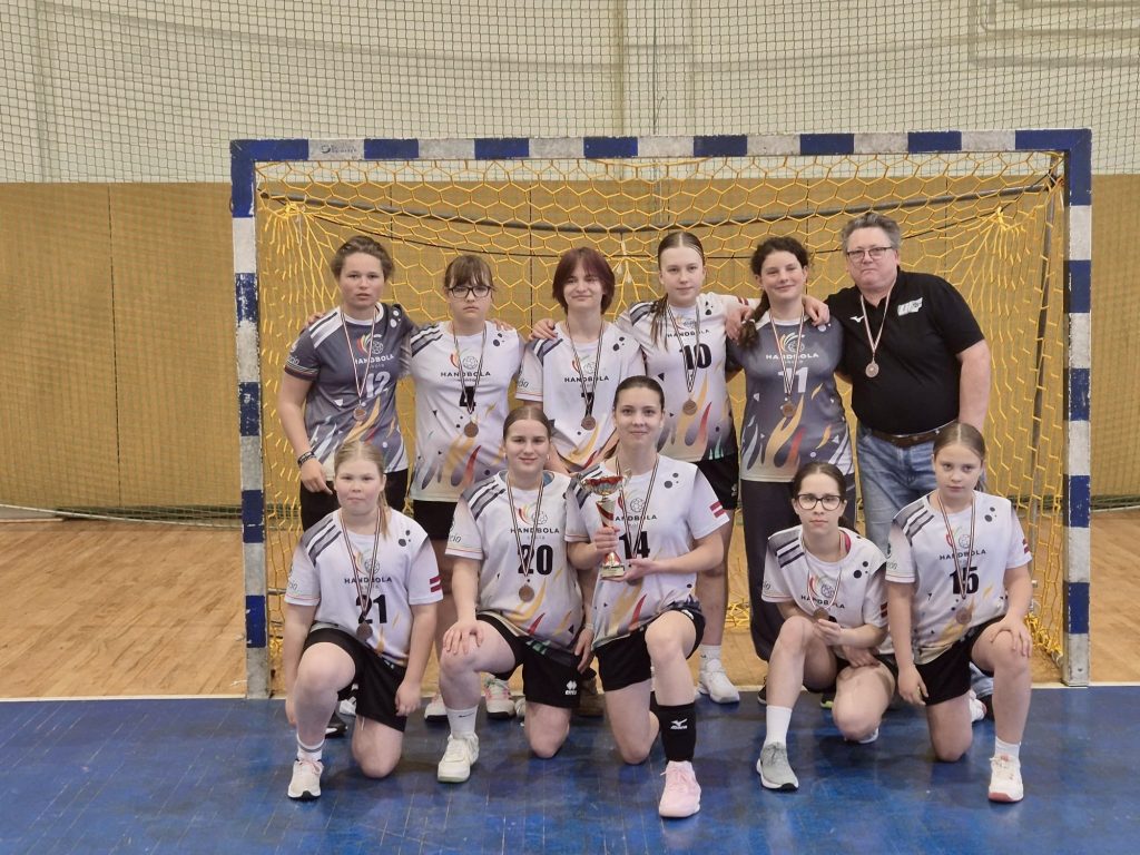 Handbola skolas meitenēm 3. vieta Latvijas jaunatnes čempionātā handbolā!