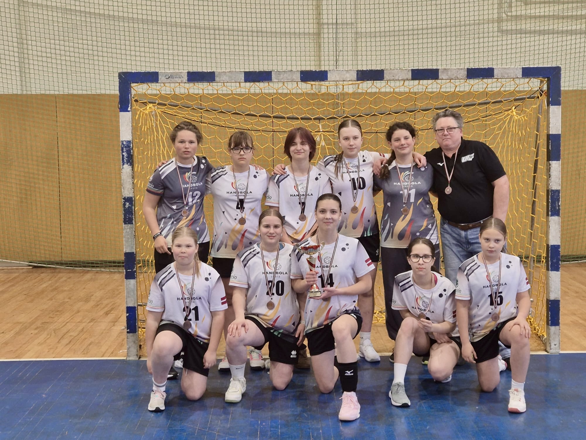 Handbola skolas meitenēm 3. vieta Latvijas jaunatnes čempionātā handbolā!